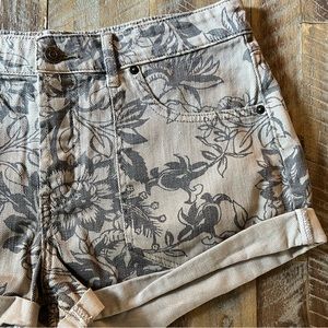 Free People - We the Free - Beginner’s Luck Slouch Shorts in Tan Floral Size 29